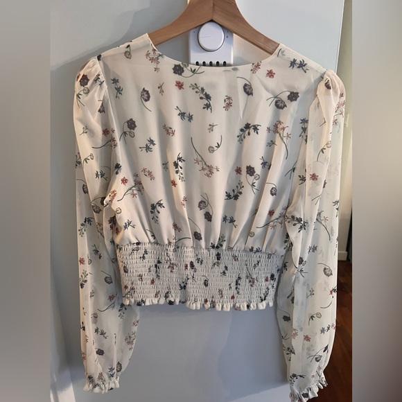 Like new Aritzia Wistful Blouse size M. - Picture 2 of 3